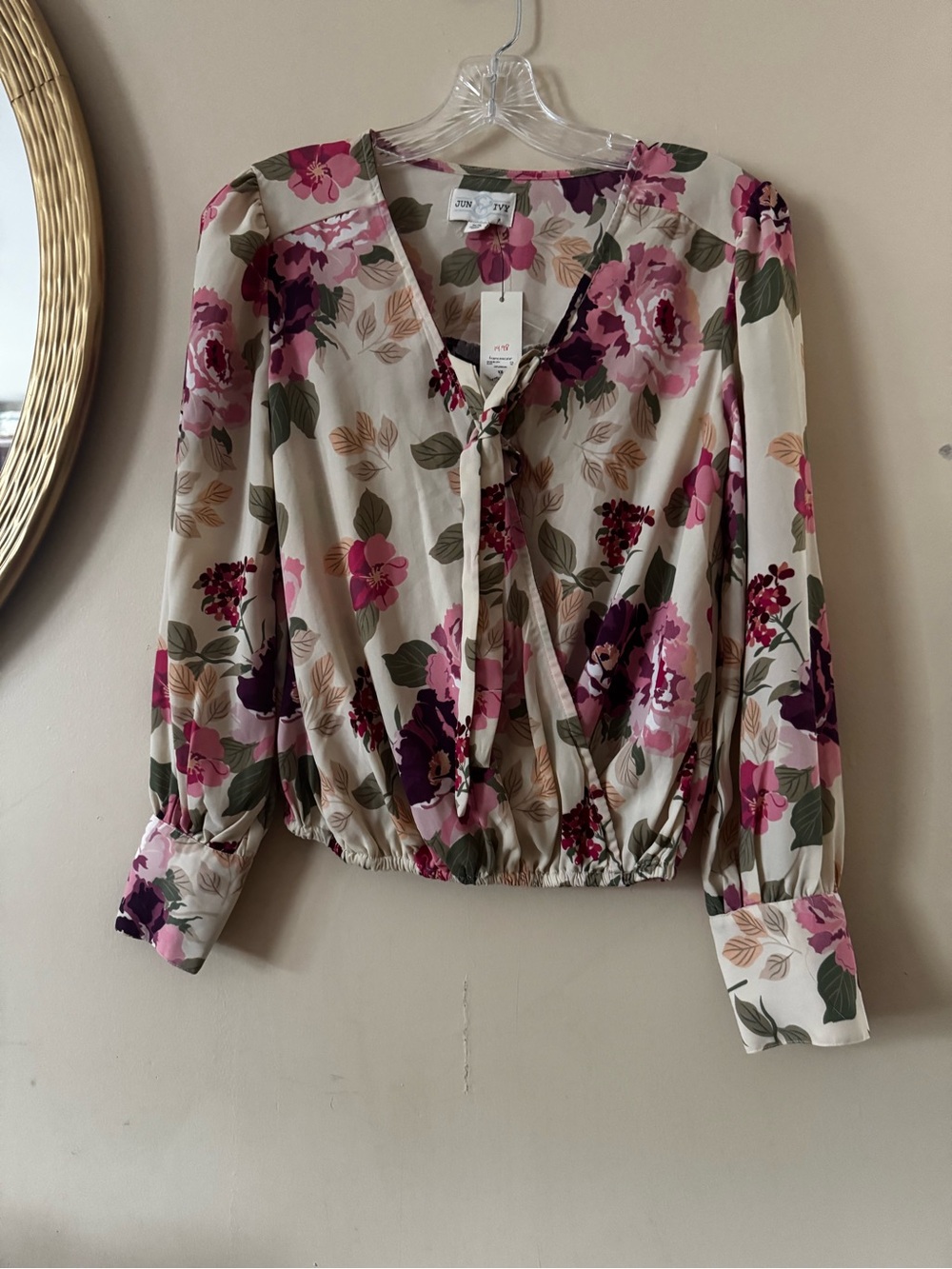 June & Ivy  Elegant Tie-Neck Floral Blouse in Cream and Pink Size XS